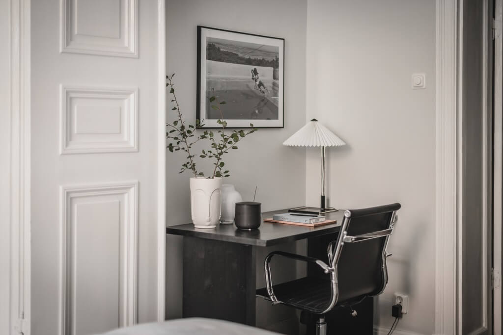 black-desk-gray-bedroom-nordroom