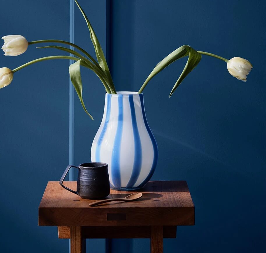 blue-wall-vase-jotun-lady-nordroom