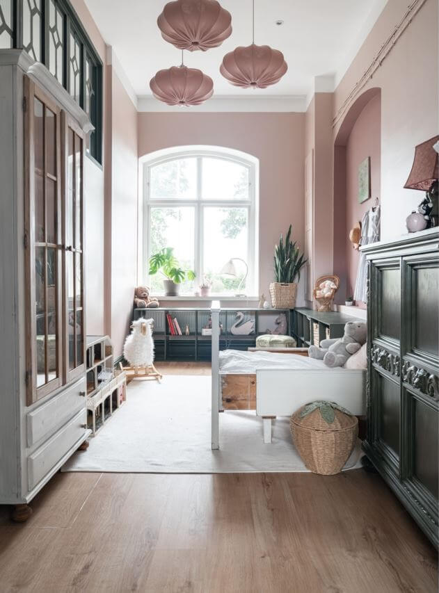 childrens-bedroom-high-ceilings-pink-walls-nordroom