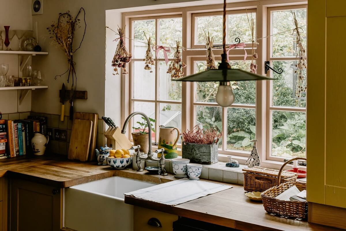 cottage-kitchen-yellow-cabinets-garden-view-nordroom