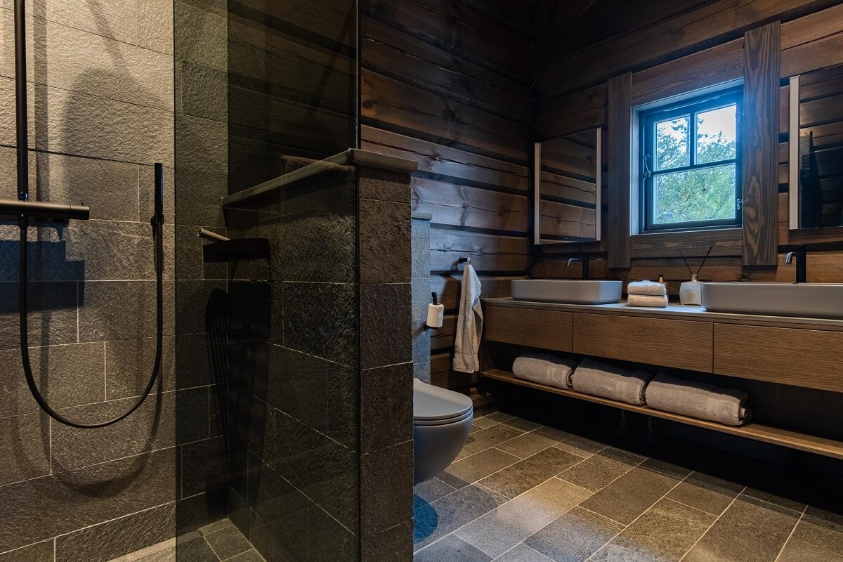 dark-bathroom-wooden-walls-log-house-sweden-ordroom