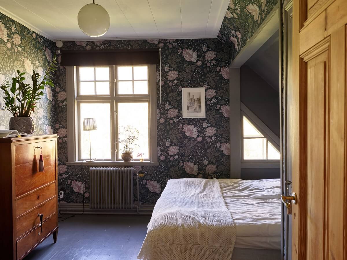 dark-floral-wallpaper-bedroom-slanted-ceiling-nordroom