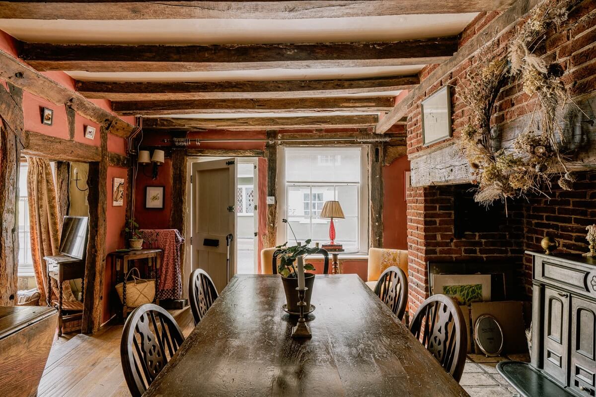 english-cottage-dining-room-pink-walls-exposed-beams-nordroom
