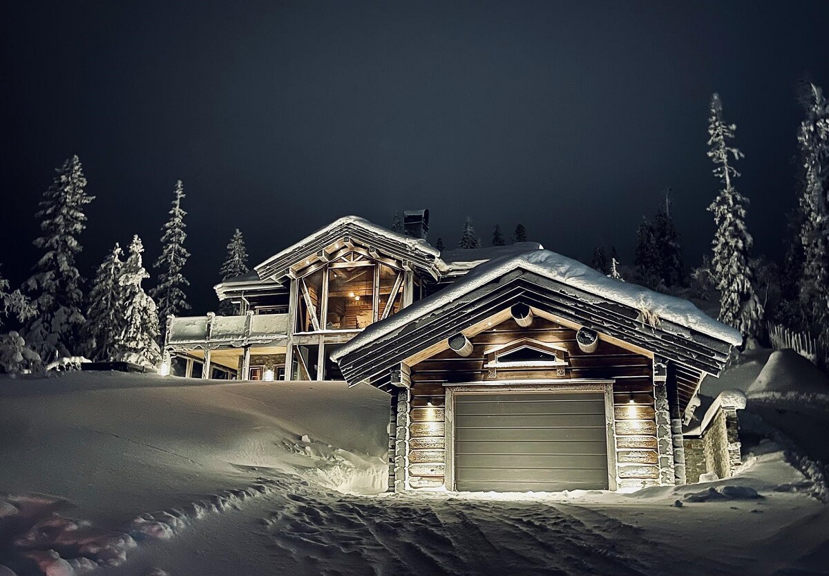 exterior-log-house-in-the-snow-nordroom