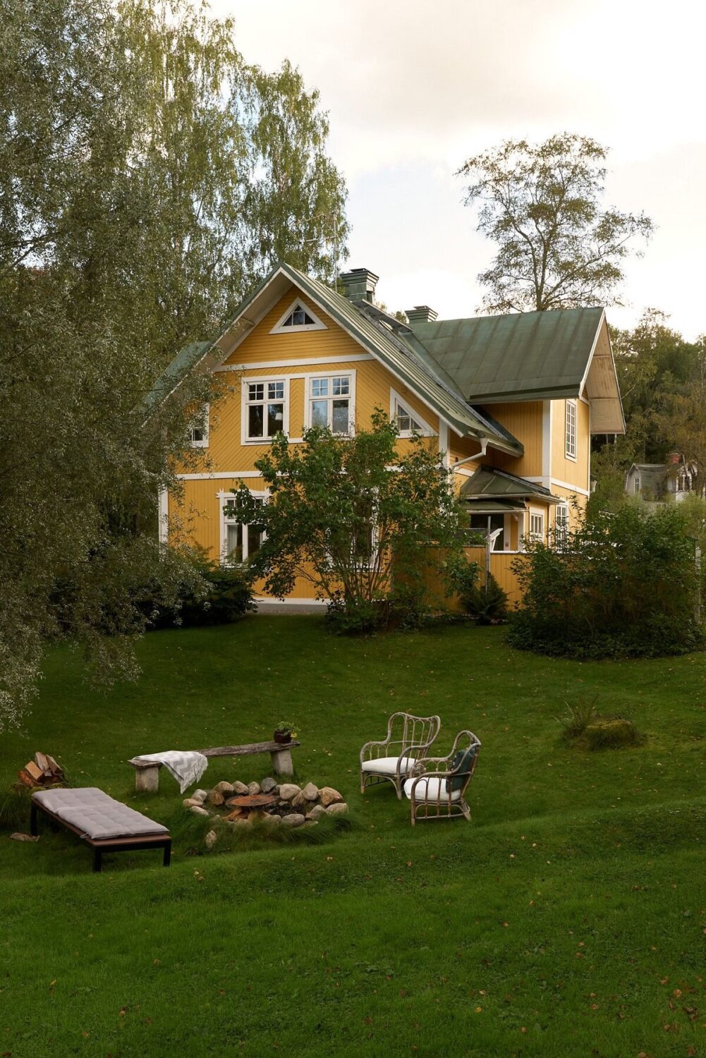 fire-pit-garden-yellow-swedish-house-nordroom