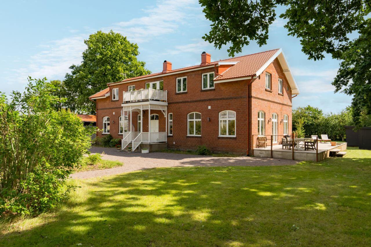 garden-exterior-brick-house-sweden-nordroom