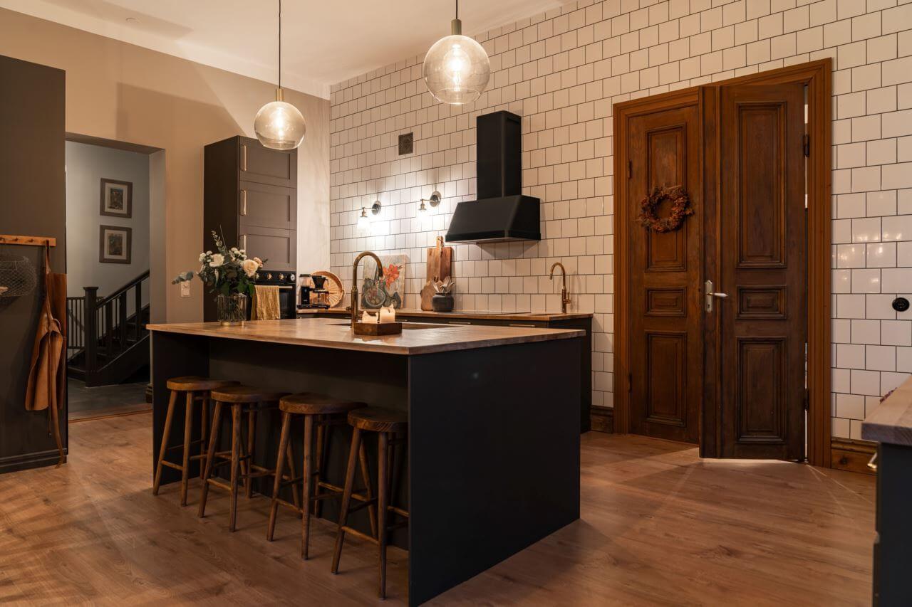 kitchen-island-floor-to-ceiling-tiled-wall-nordroom