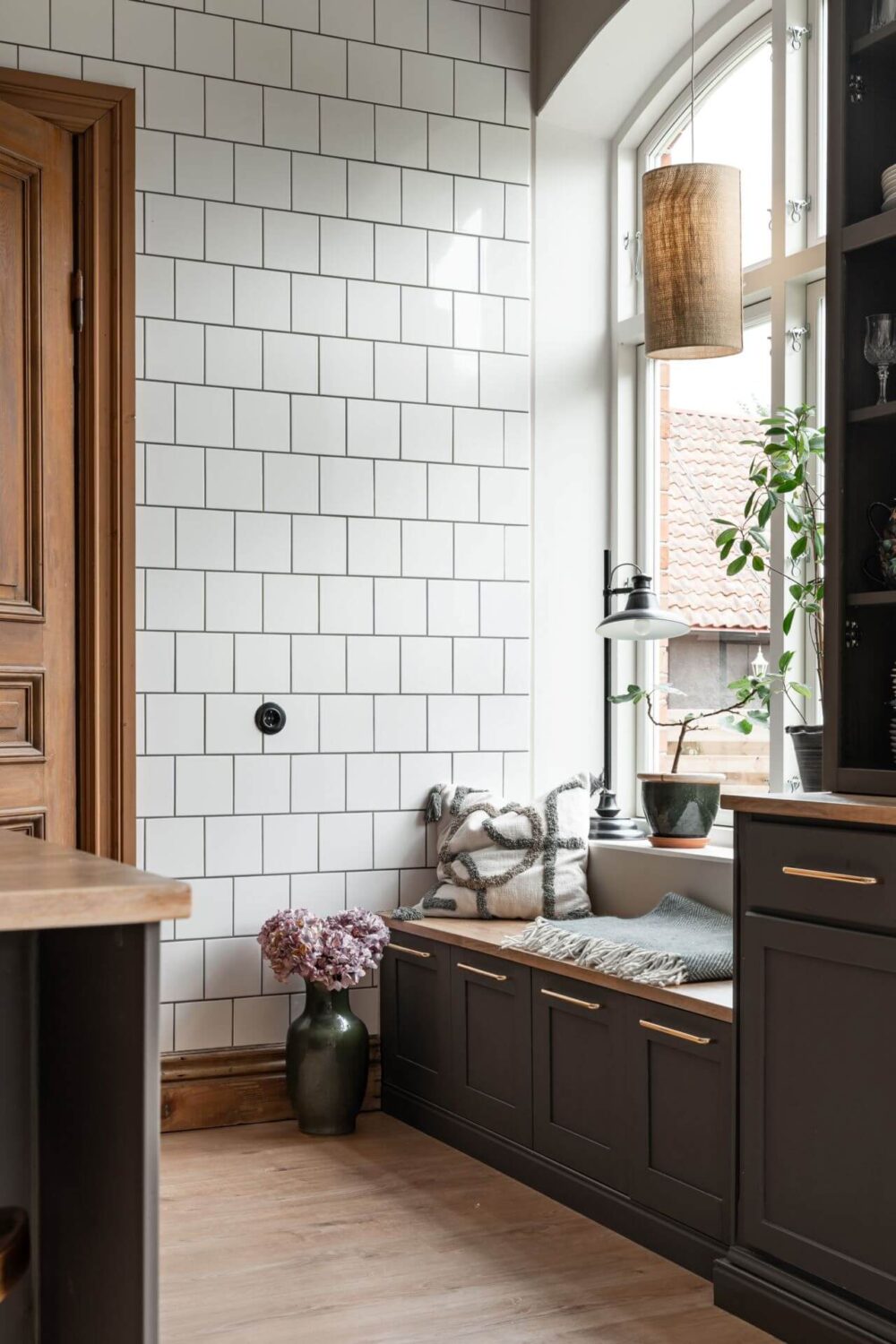 kitchen-window-seat-tiled-wall-nordroom