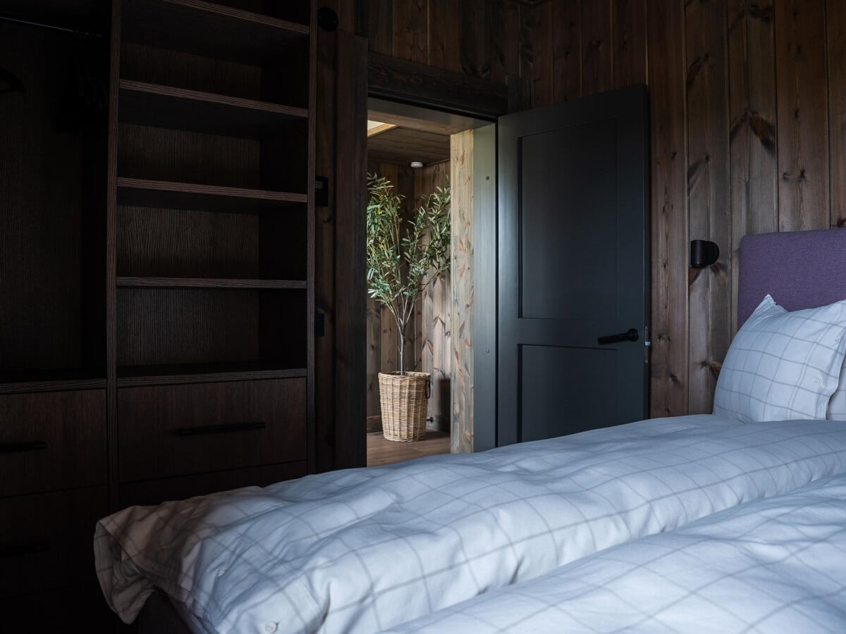 log-house-bedroom-built-in-wardrobes-nordroom