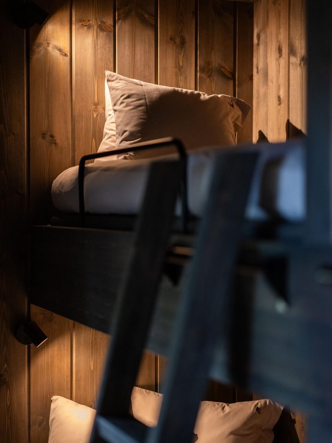 log-house-bunk-bed-detail-nordroom