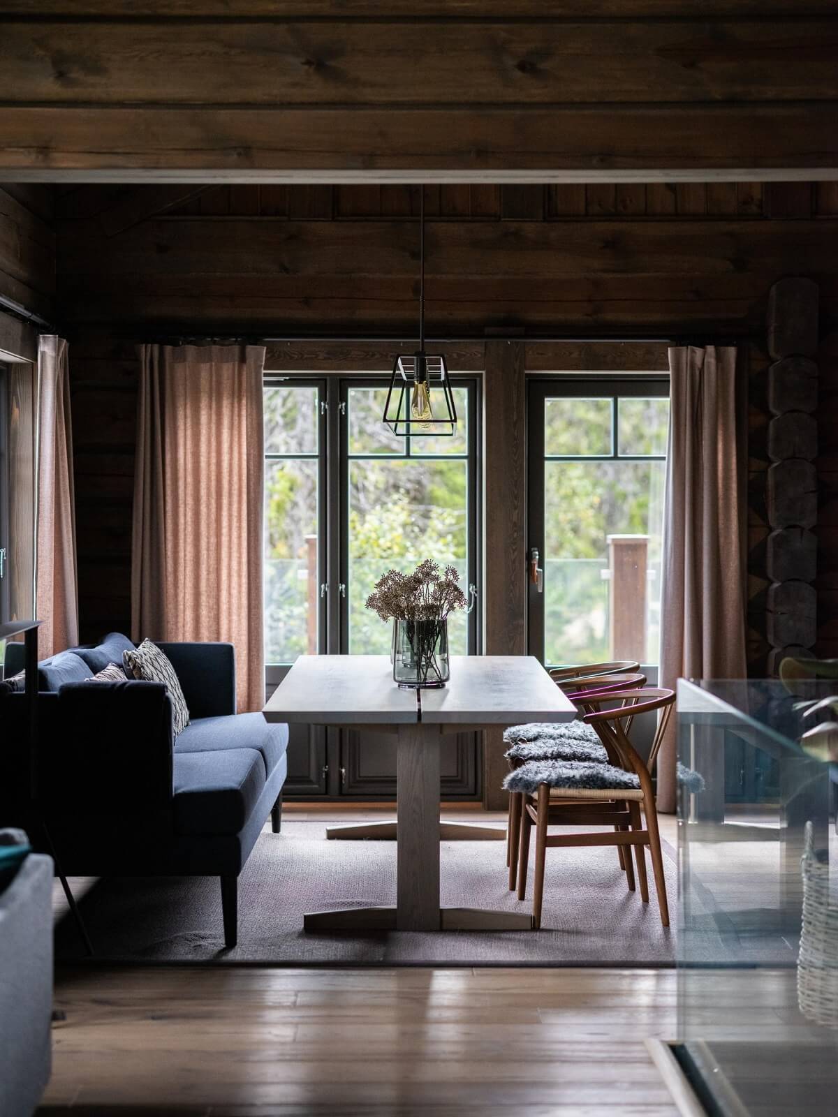 log-house-dining-area-bench-nordroom