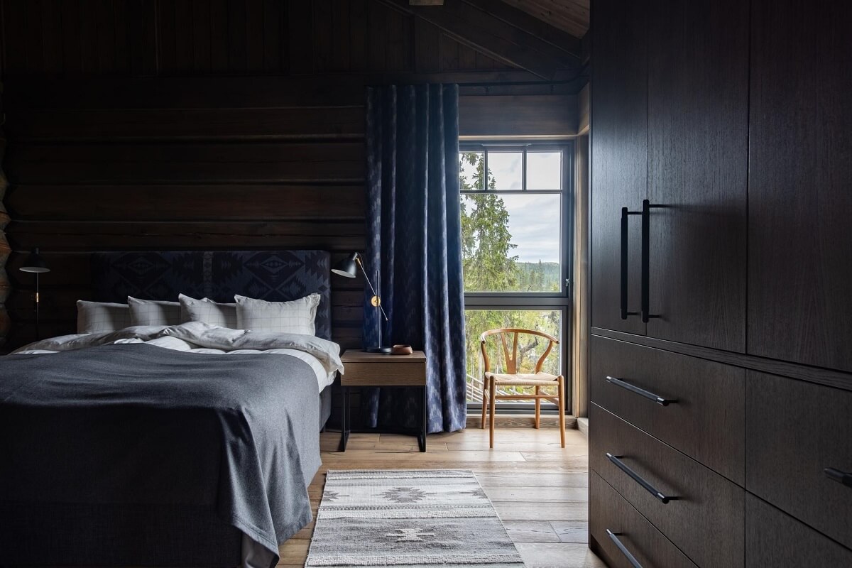 moody-bedroom-log-house-sweden-nordroom