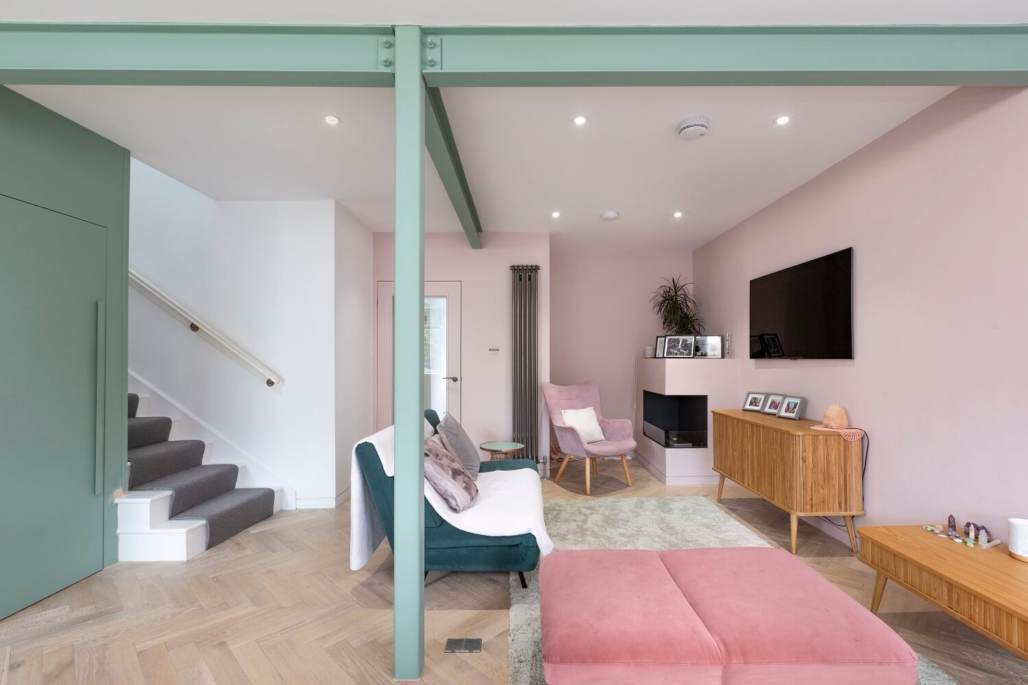 open-plan-living-kitchen-pink-walls-green-accents-nordroom