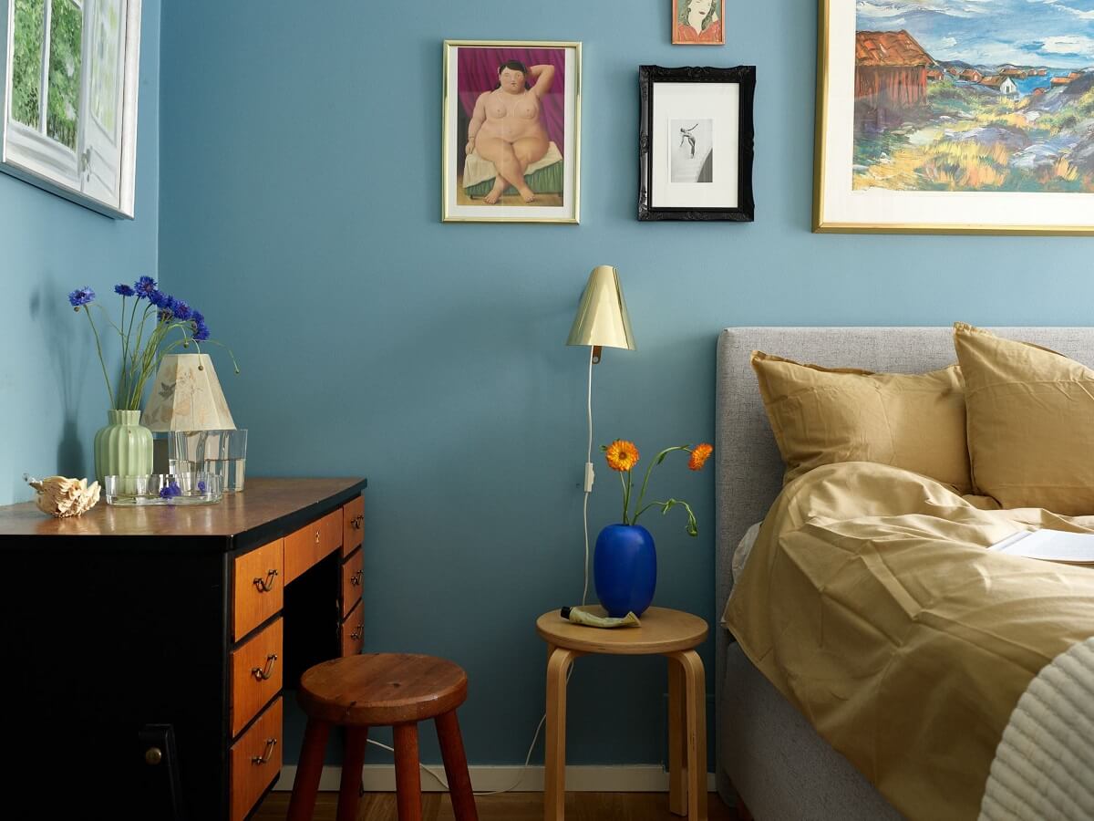 vibrant-blue-wall-paint-bedroom-yellow-bedding-desk-nordroom