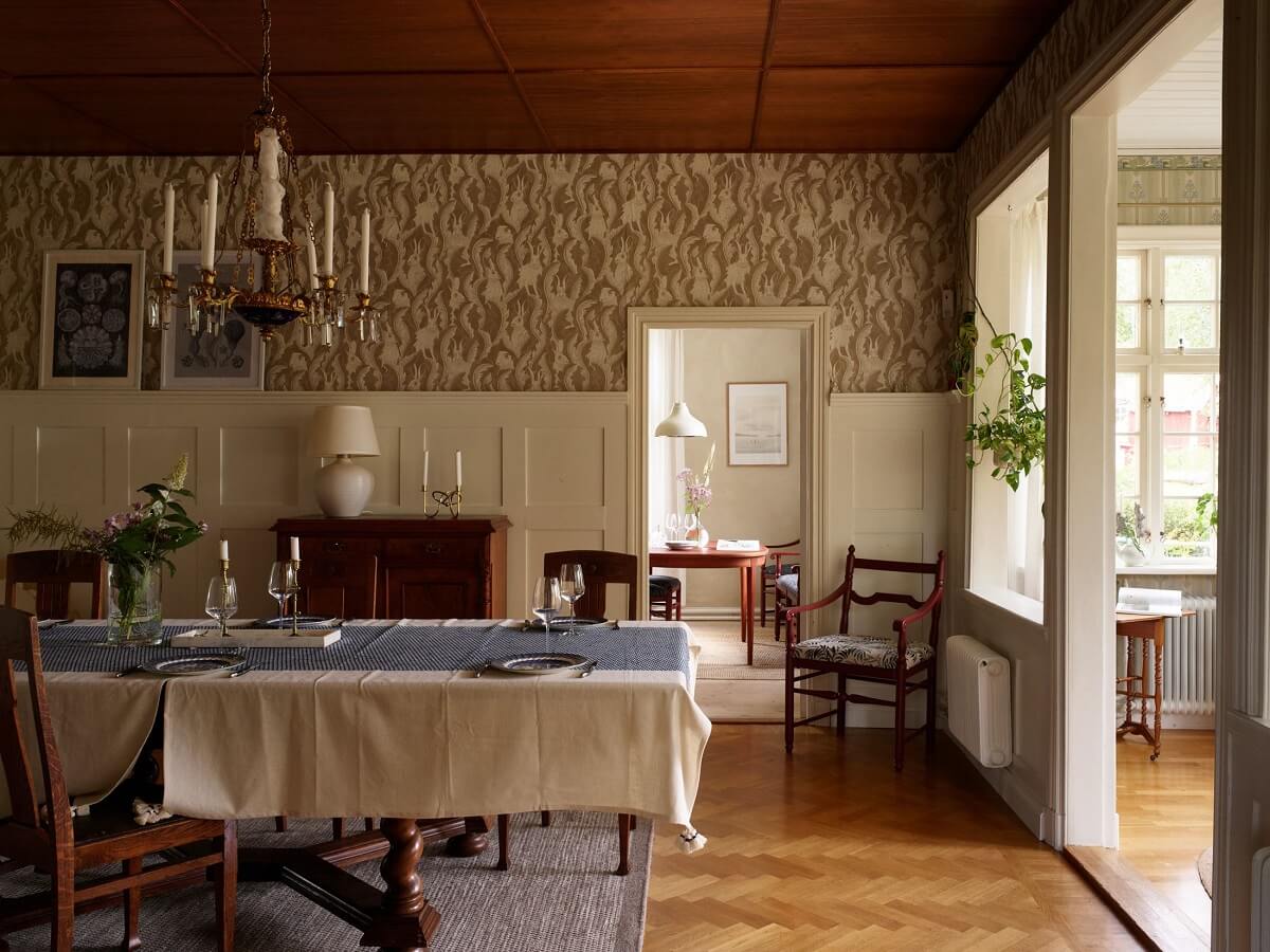 vintage-style-dining-room-wooden-ceiling-wallpaper-nordorom