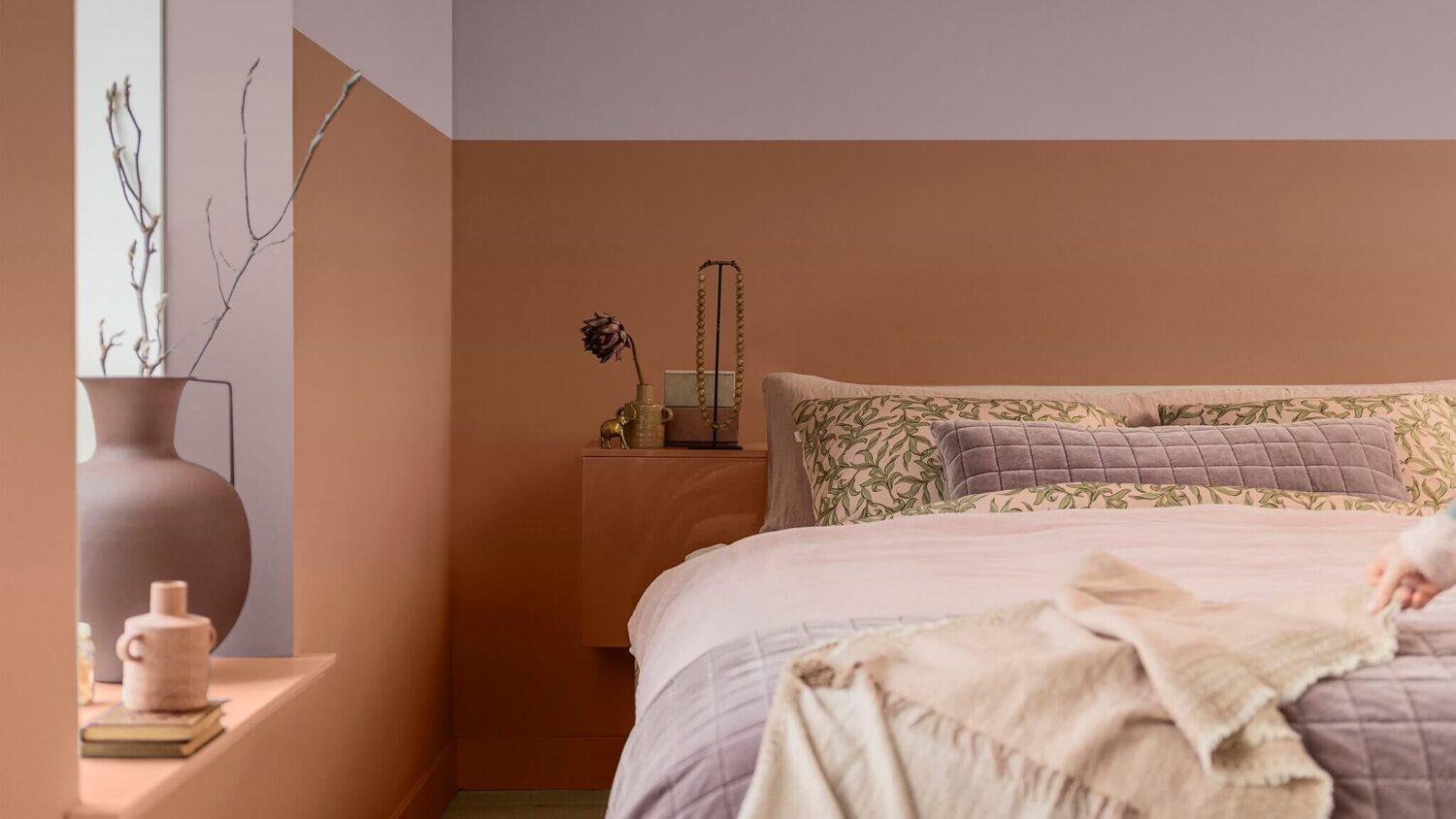 warm-colour-story-bedroom-inspiration-earthy-wall-color-nordroom