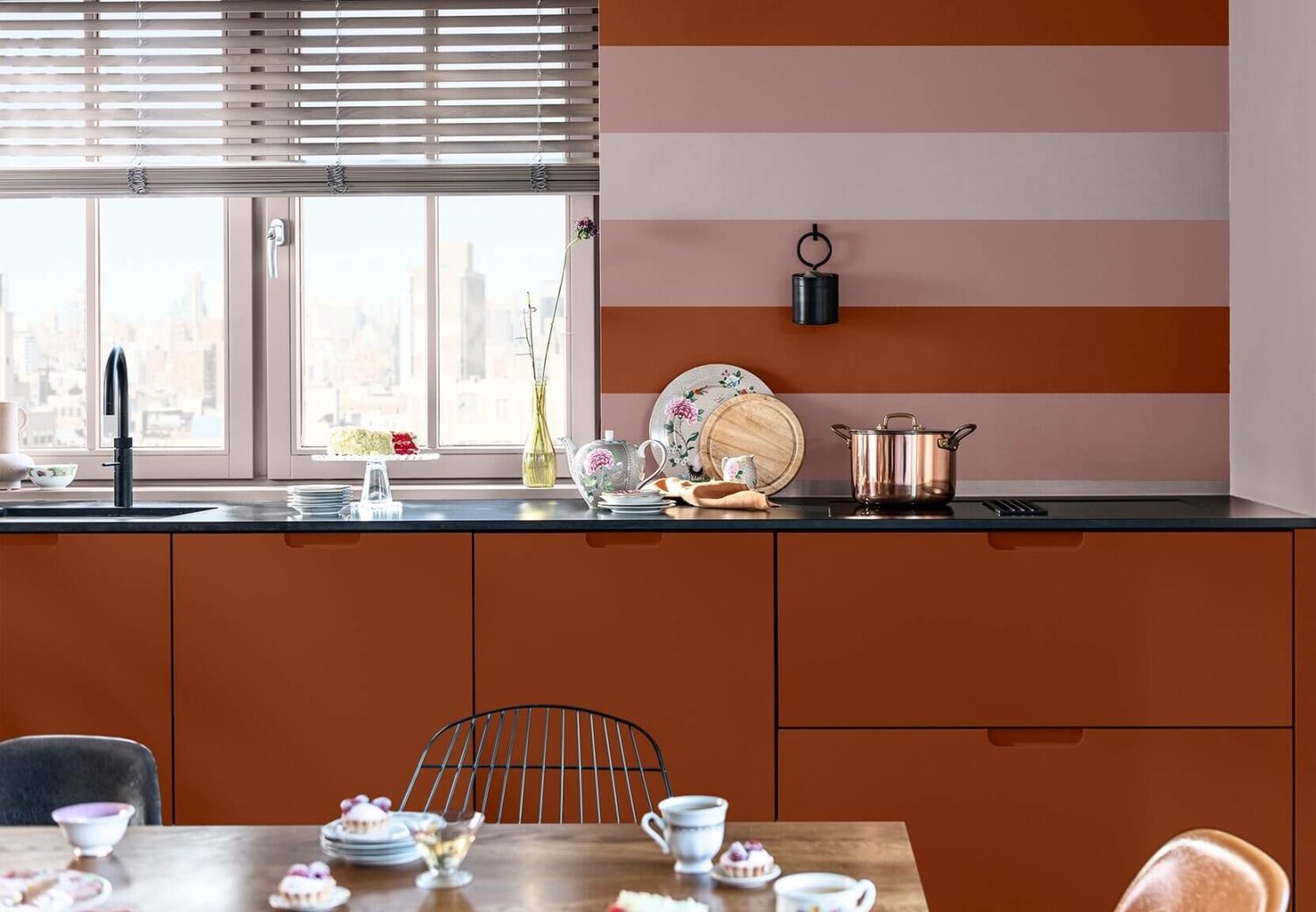 warm-colour-story-kitchen-Inspiration-striped-wall-nordroom