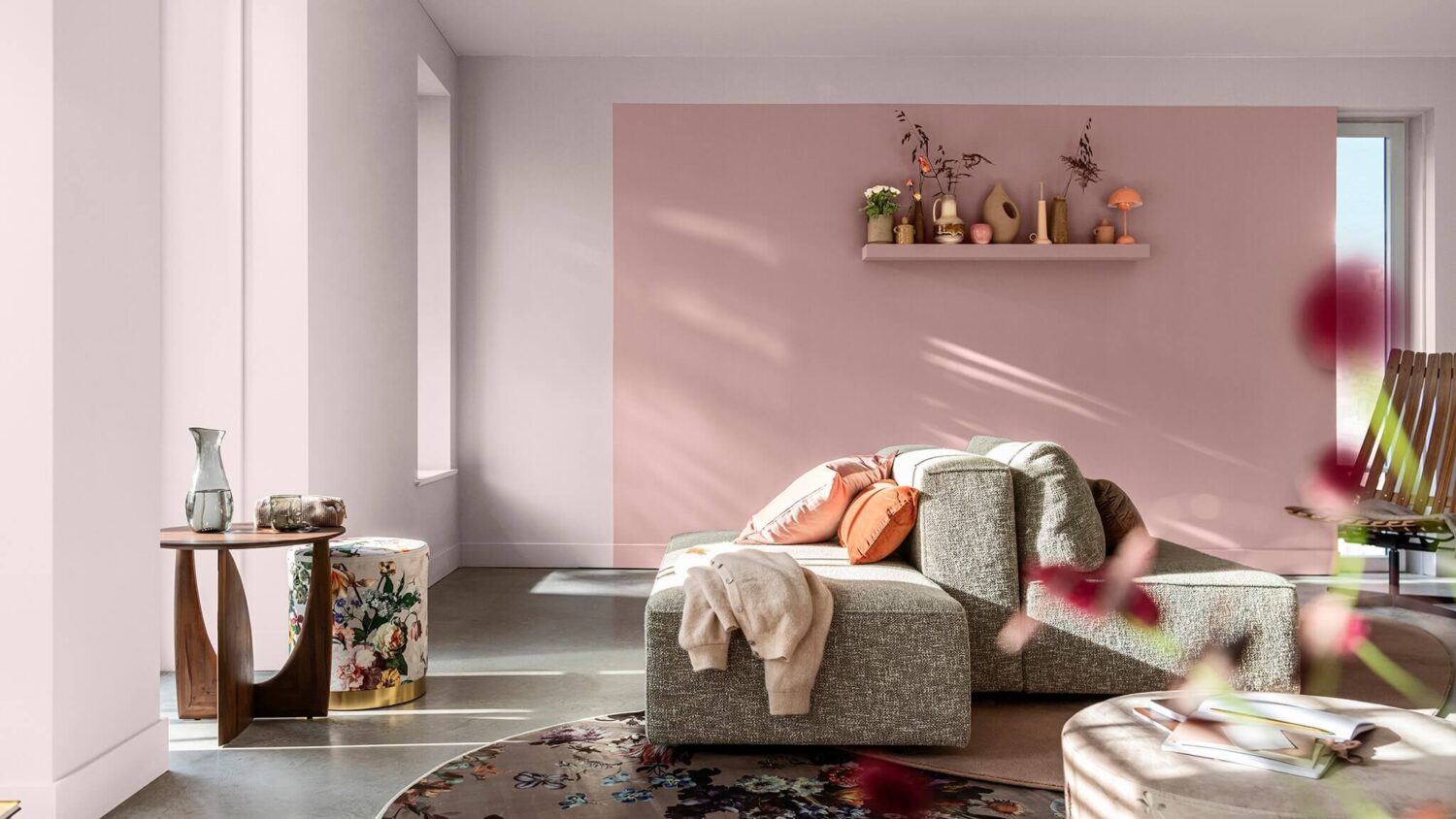 warm-colour-story-livingroom-Inspiration-pink-accent-wall-nordroom