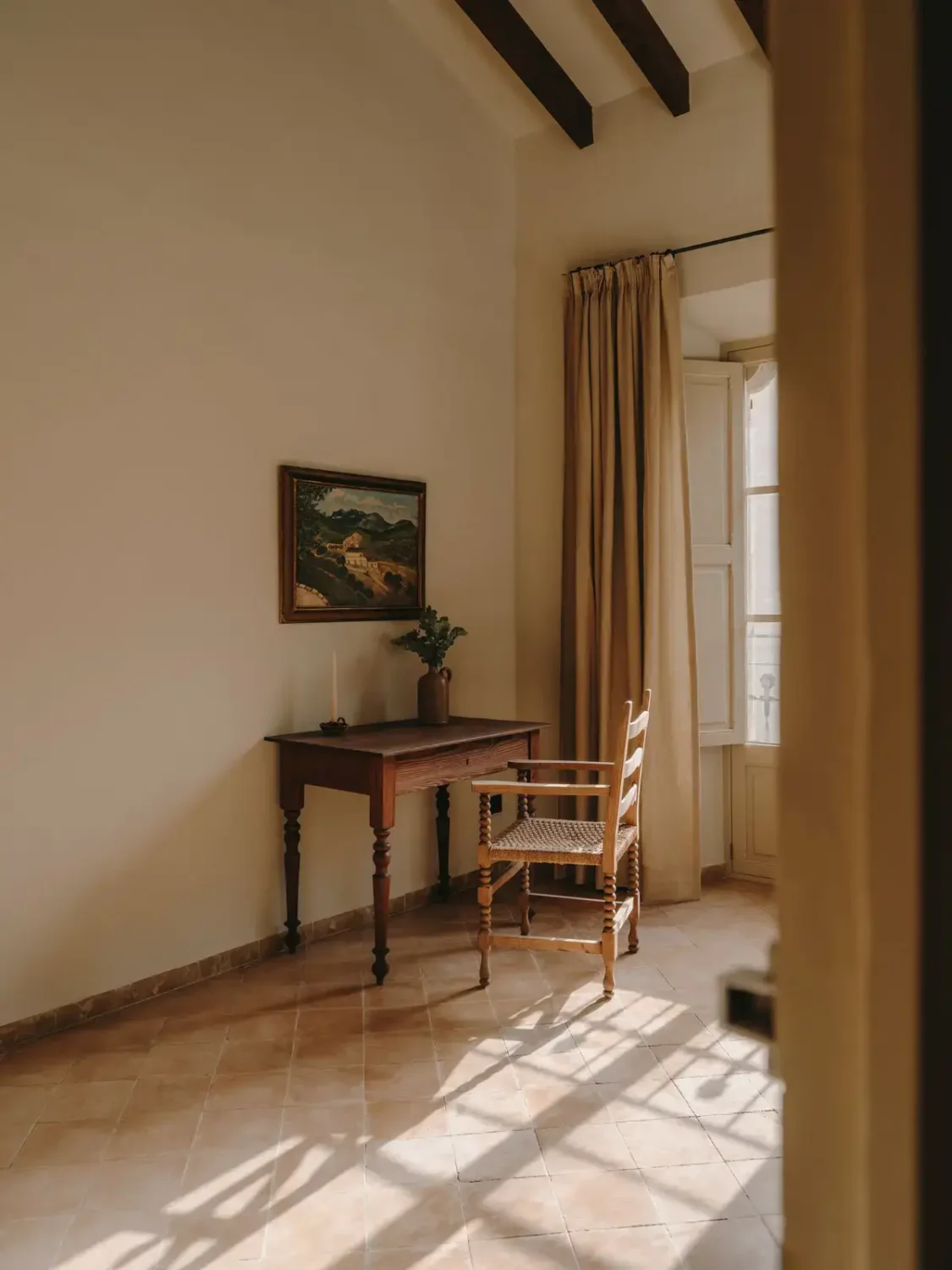 wooden-desk-natural-light-townhouse