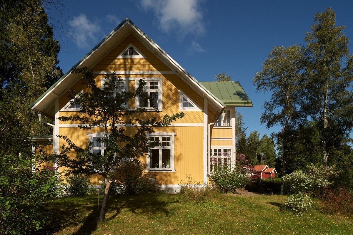 yellow-wooden-house-swedish-countryside-nordroom