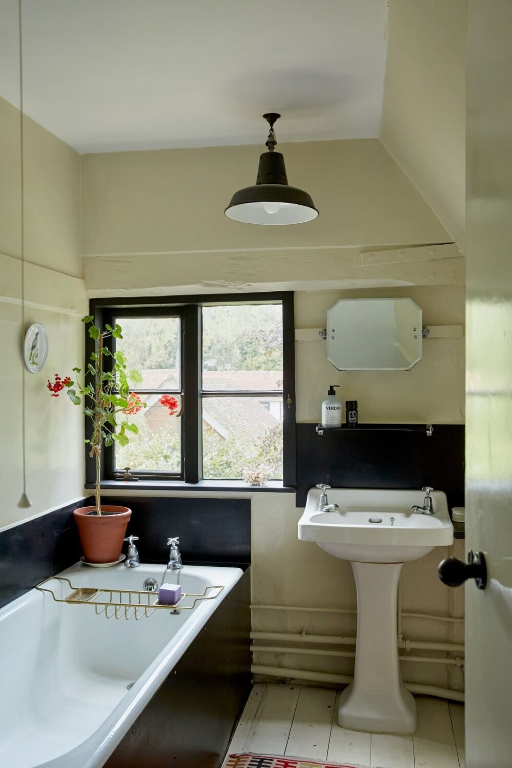 bathroom black accents