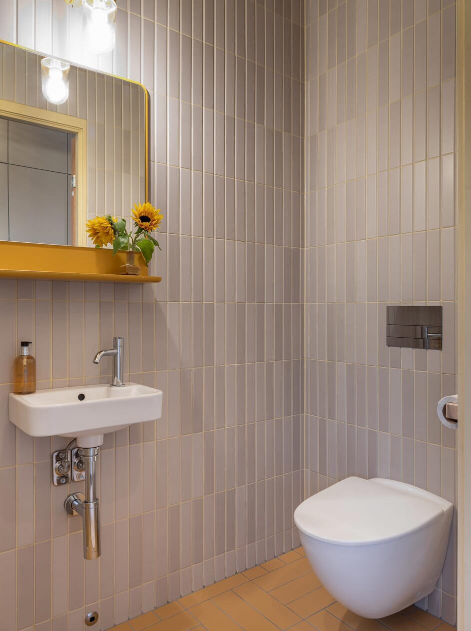 bathroom-yellow-mirror-nordroom