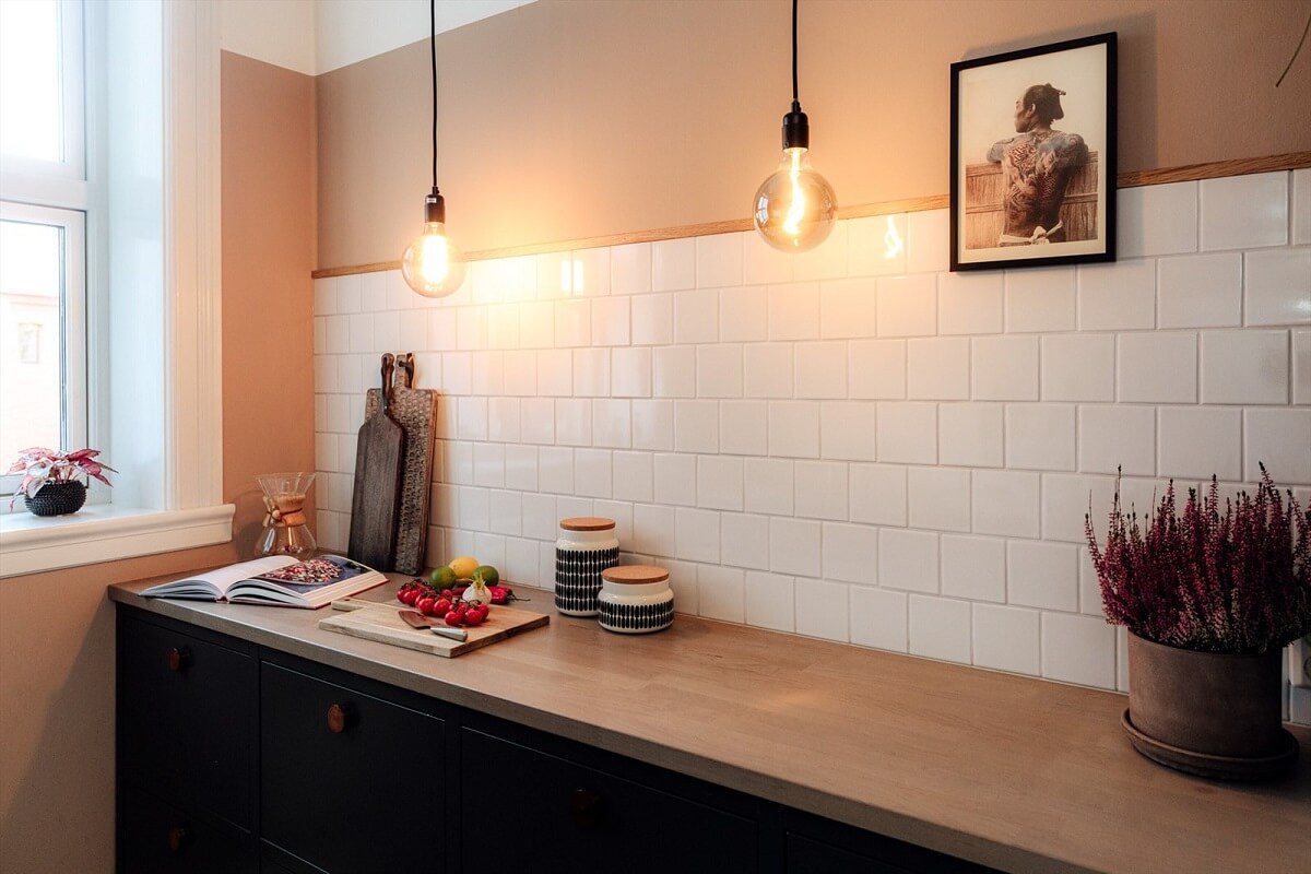 black-kitchen-white-tiles