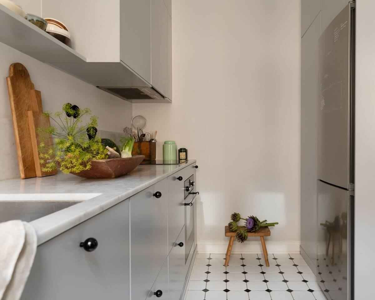 black-white-floor-tiles-scandinavian-kitchen