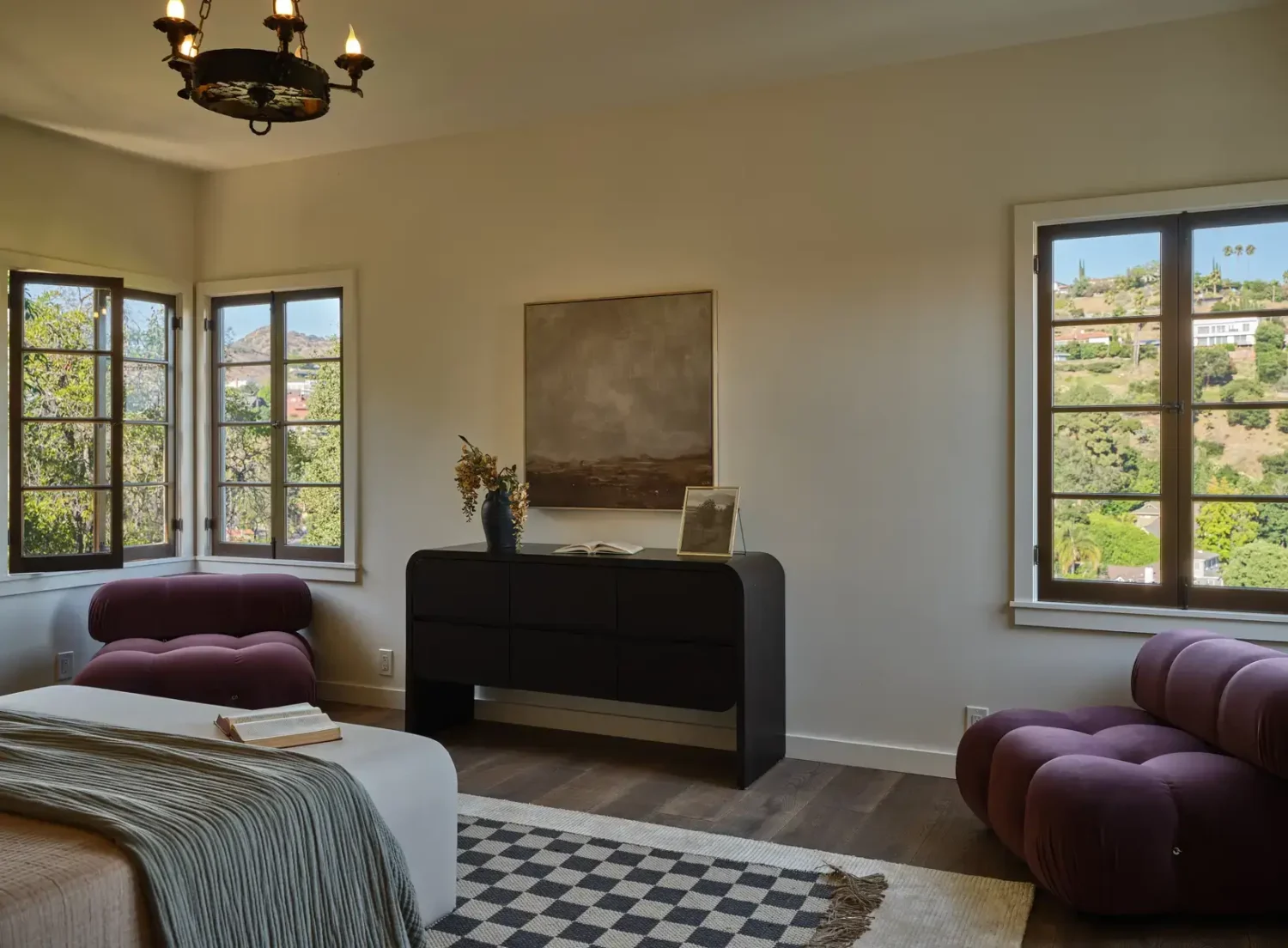 checkerboard-rug-bedroom-purple-armchairs-nordroom