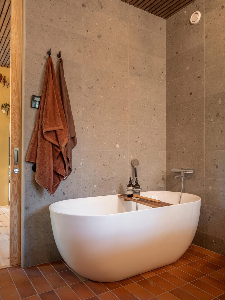 freestanding-bath-gray-tiles-nordroom