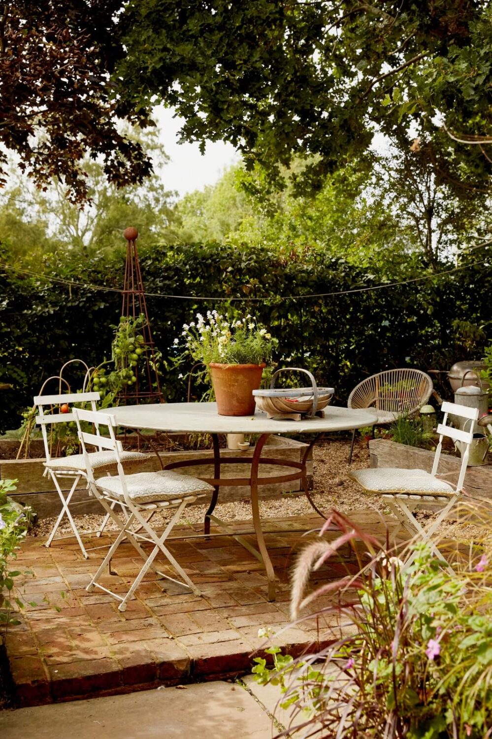 garden dining space