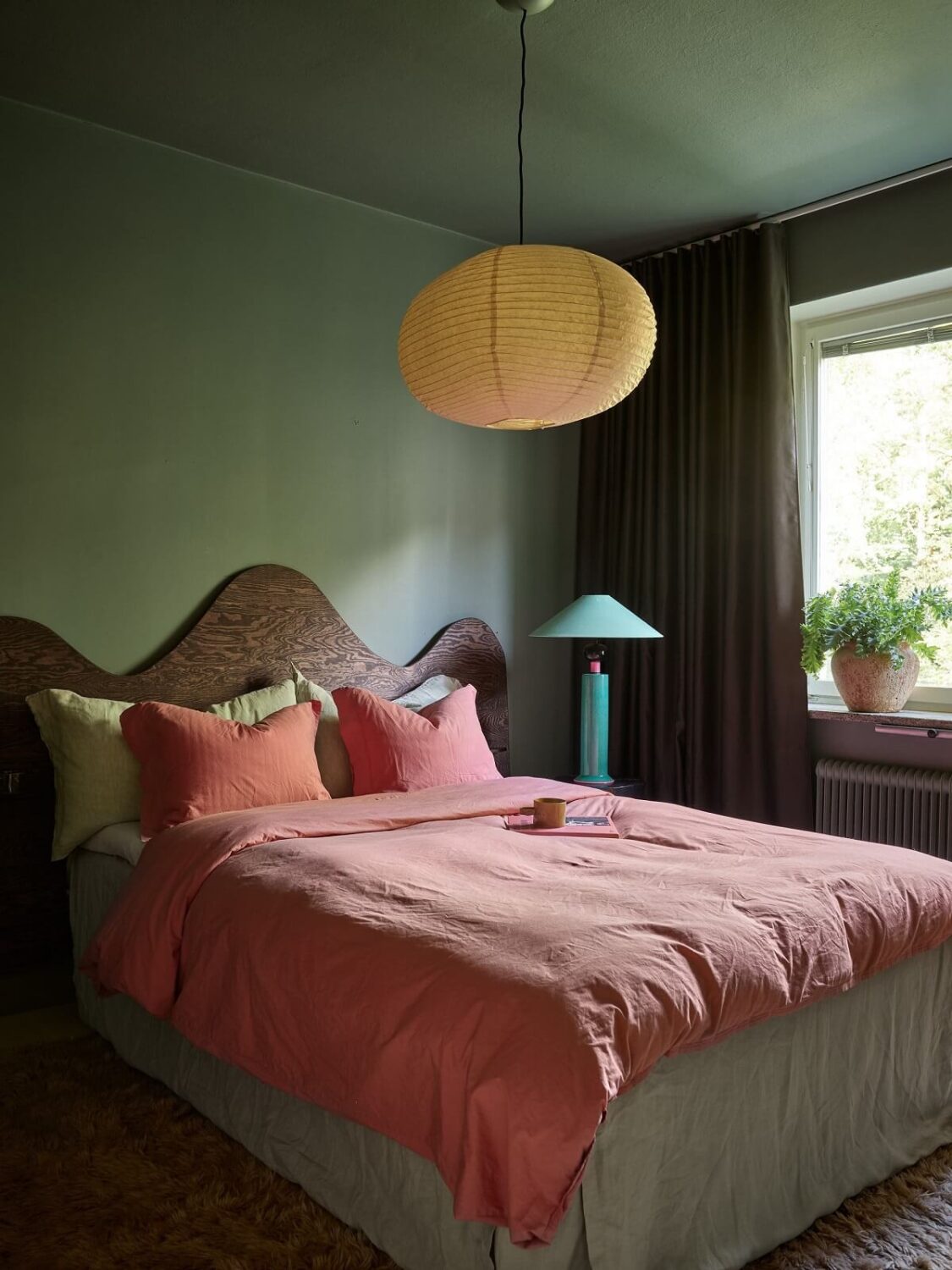 green-bedroom-wavy-headboard-pink-bedding-nordroom