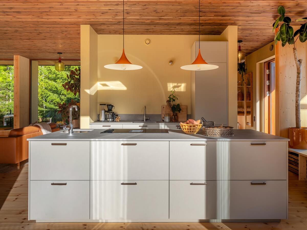 kitchen-island-pale-yellow-accent-wall