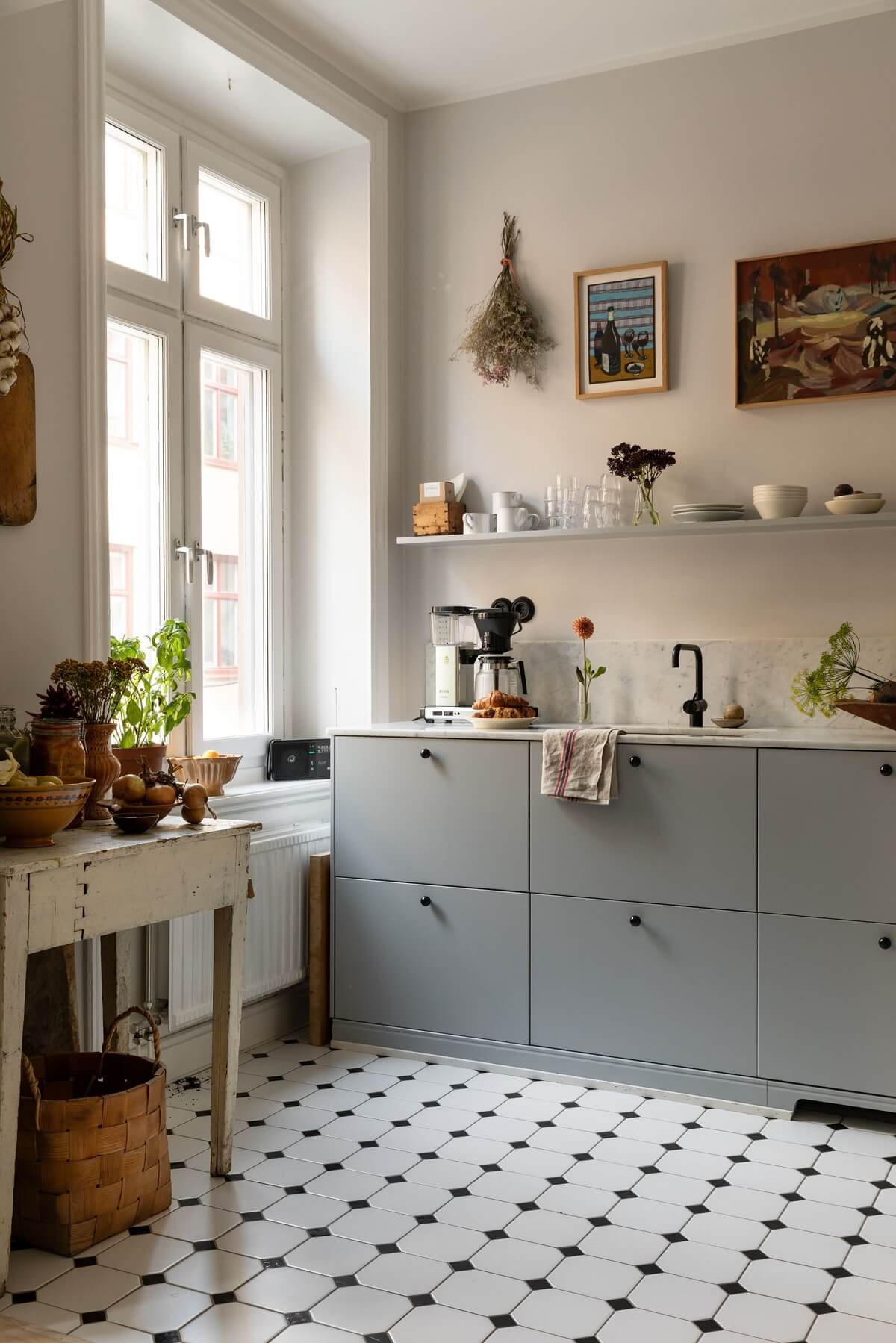 kitchen-light-gray-cabinets-shelf-white-black-floor-tiles-nordorom