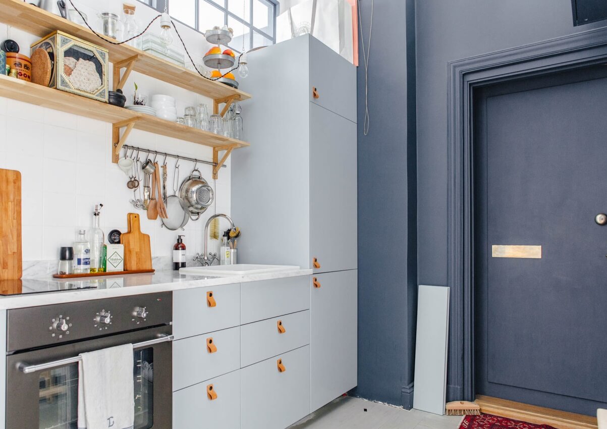 kitchen-two-blue-shades-wooden-shelves-nordroom