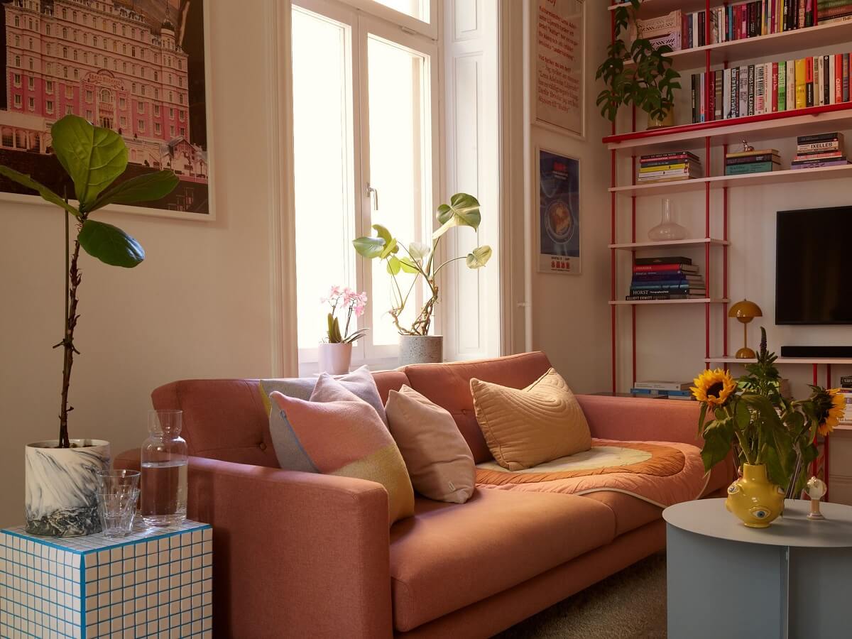 living-room-pink-sofa-red-bookshelves-nordroom