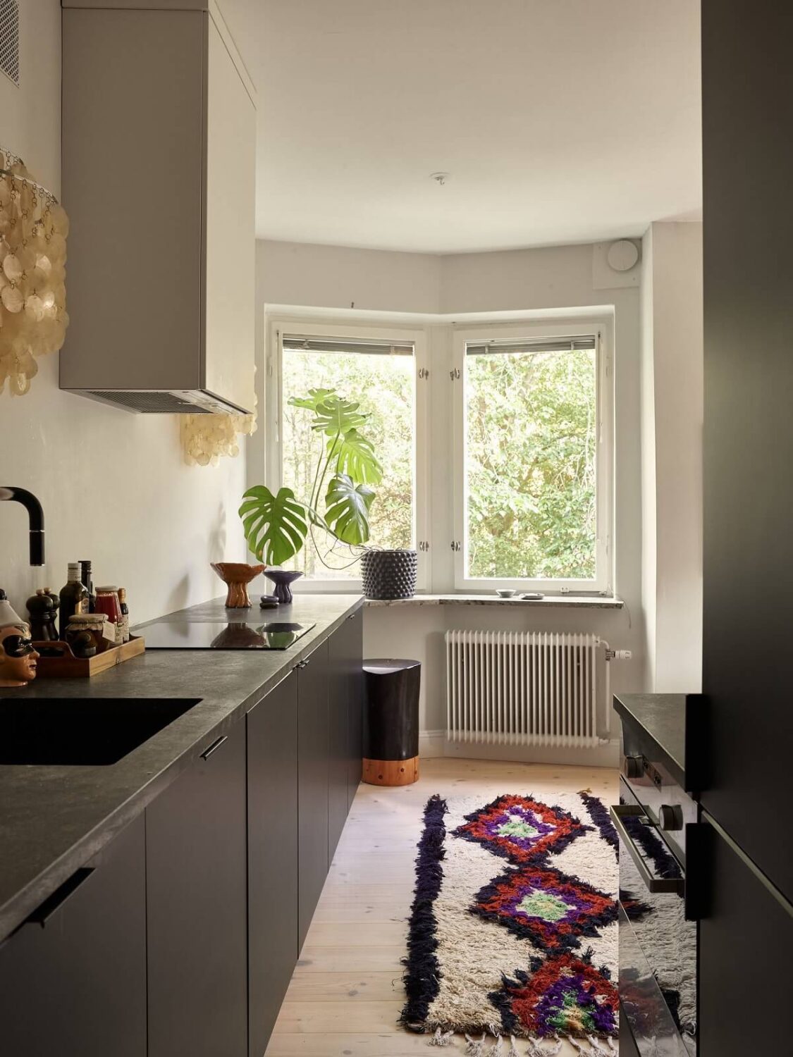 modern-black-kitchen-rug-nordroom