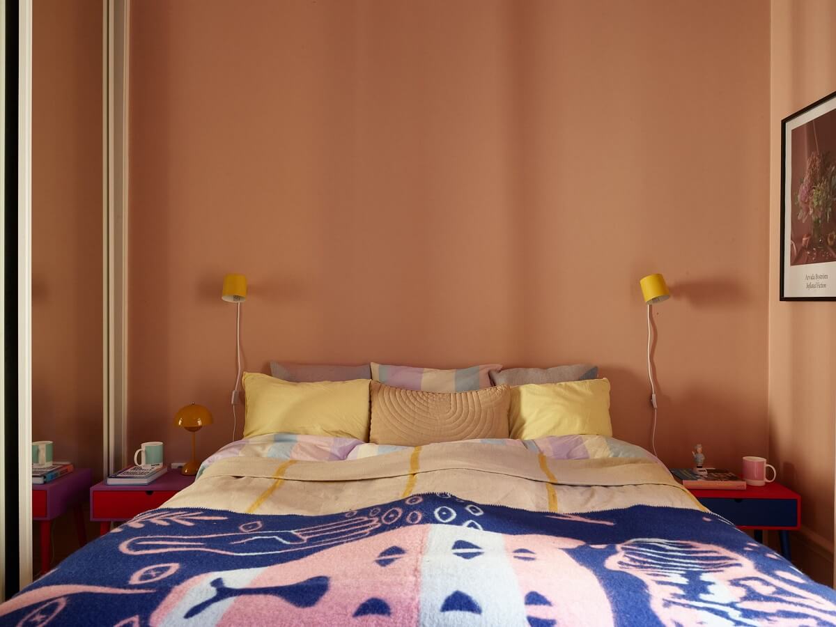 pink-bedroom-yellow-blue-accents-nordroom