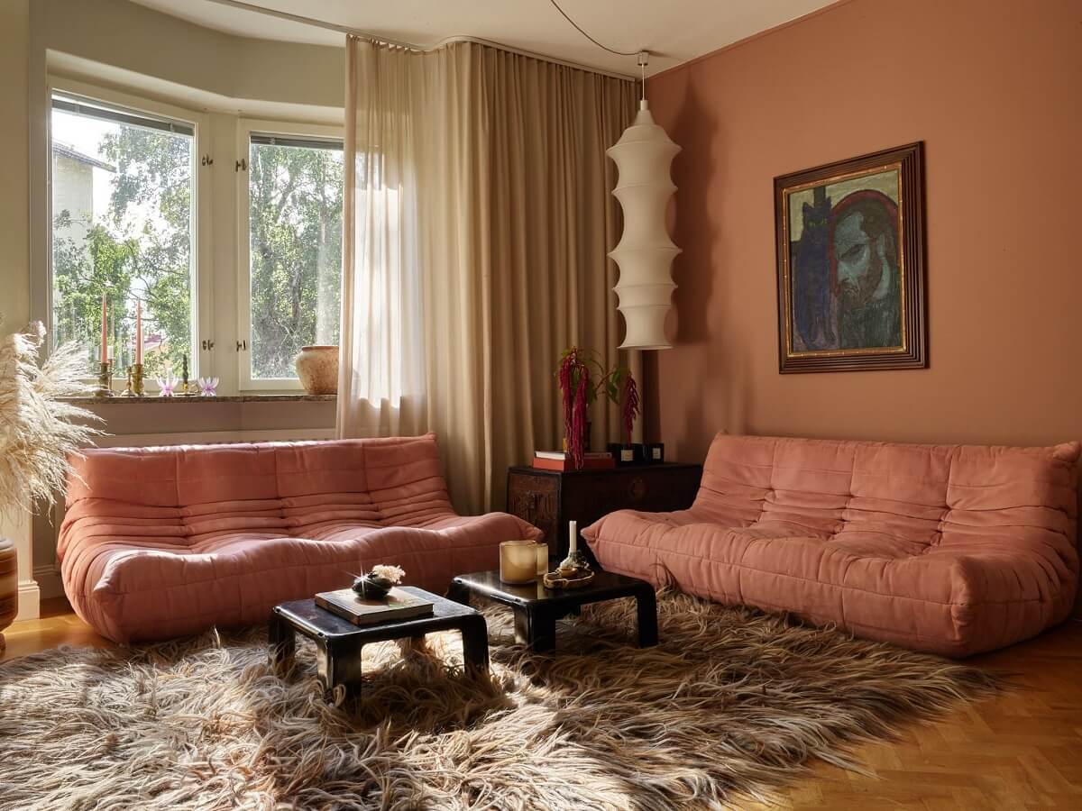 pink-color-accents-large-rug-living-room-nordroom