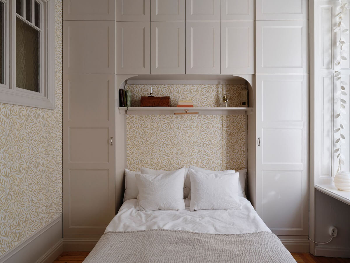 small-bedroom-wallpaper-built-in-wardrobes-nordroom