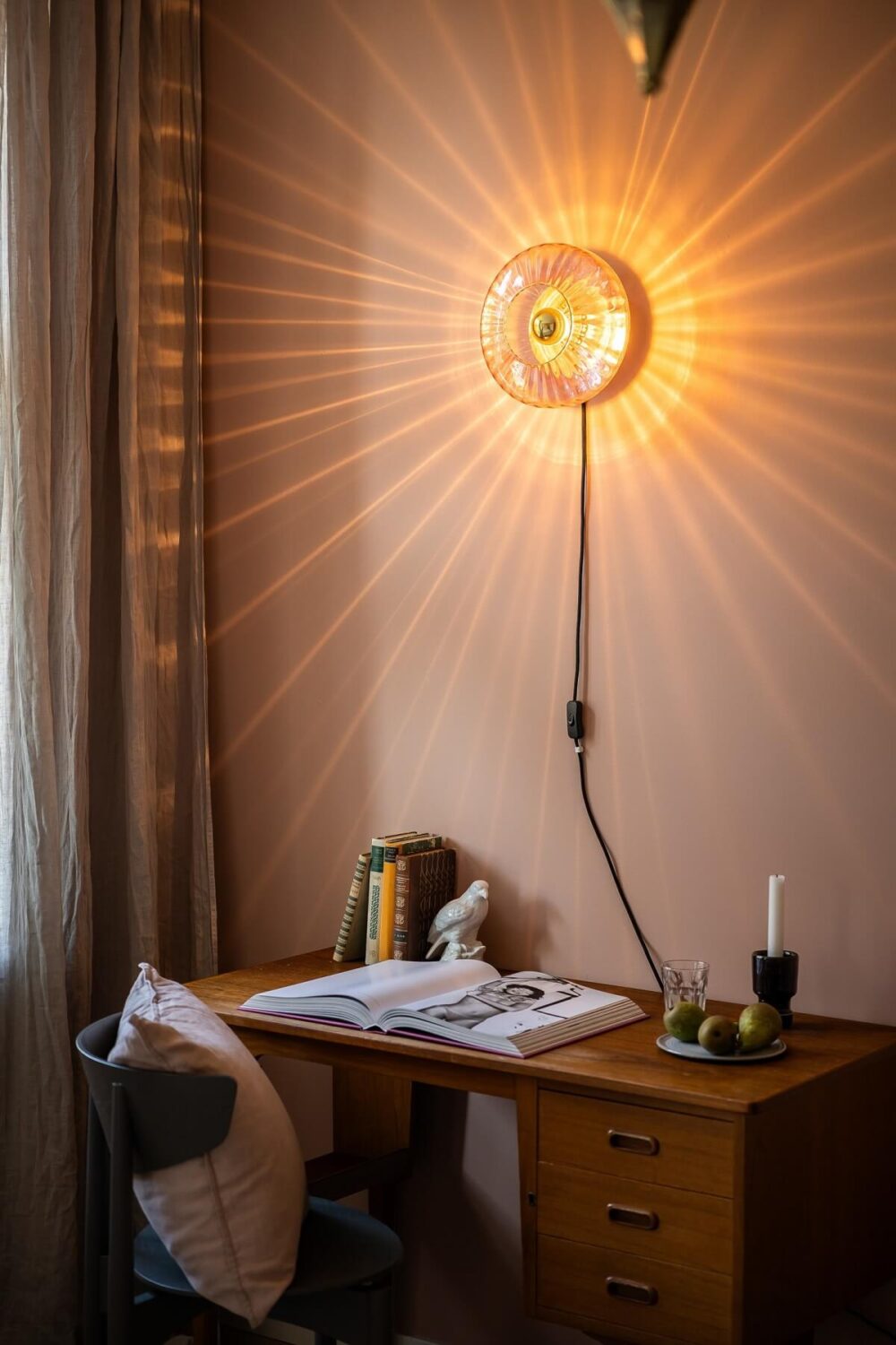 wall-light-pink-paint-desk