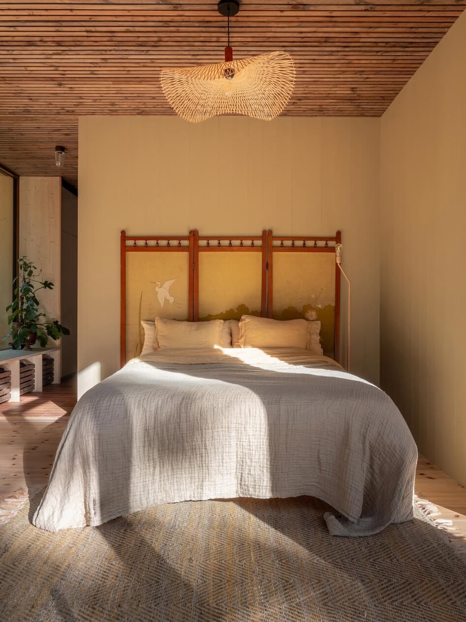 wooden-accent-ceiling-bedroom-pale-yellow-walls-nordroom