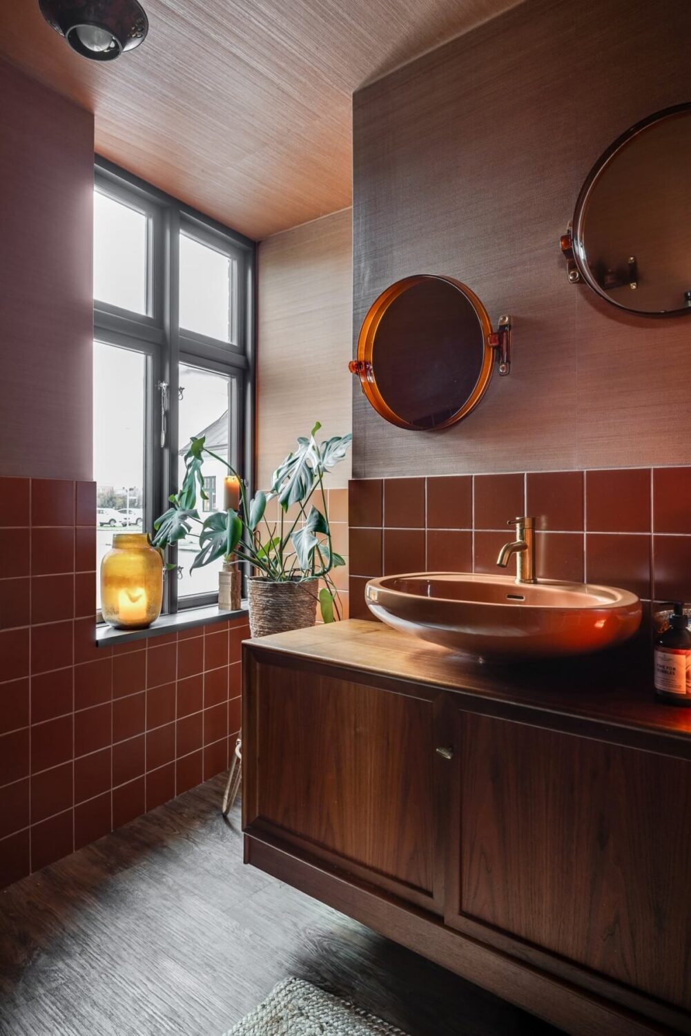 bathroom-pink-walls-orange-red-tiles-nordroom