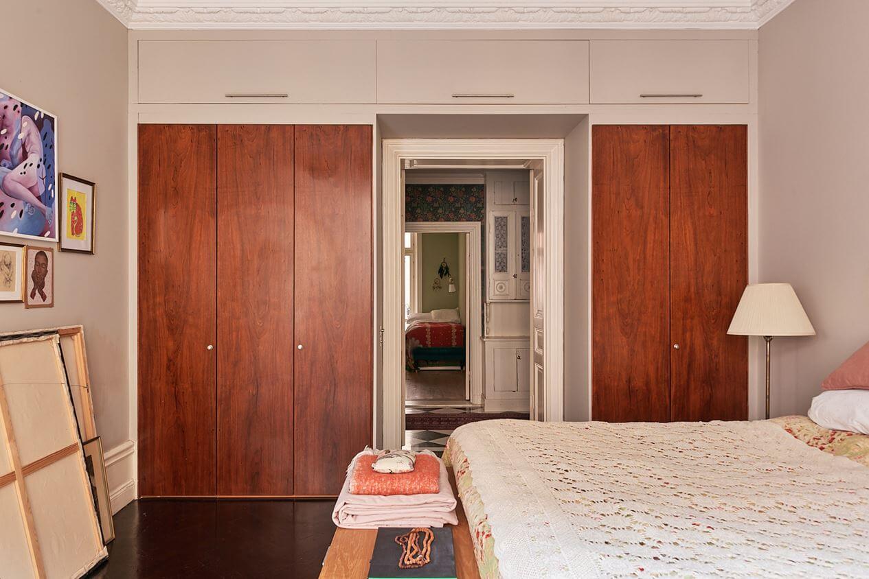 bedroom-built-in-wardrobes-wooden-doors