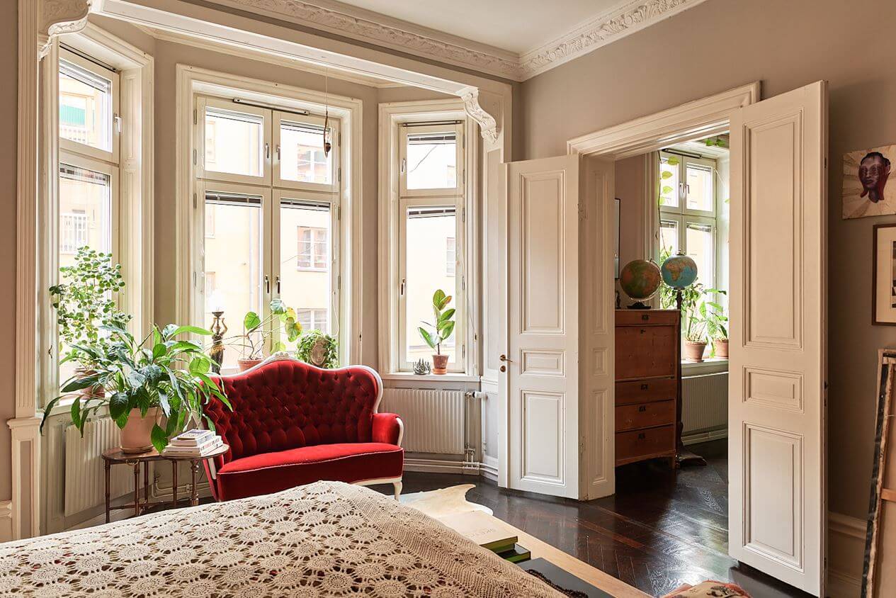 bedroom-dark-wooden-floor-bay-window-nordroom