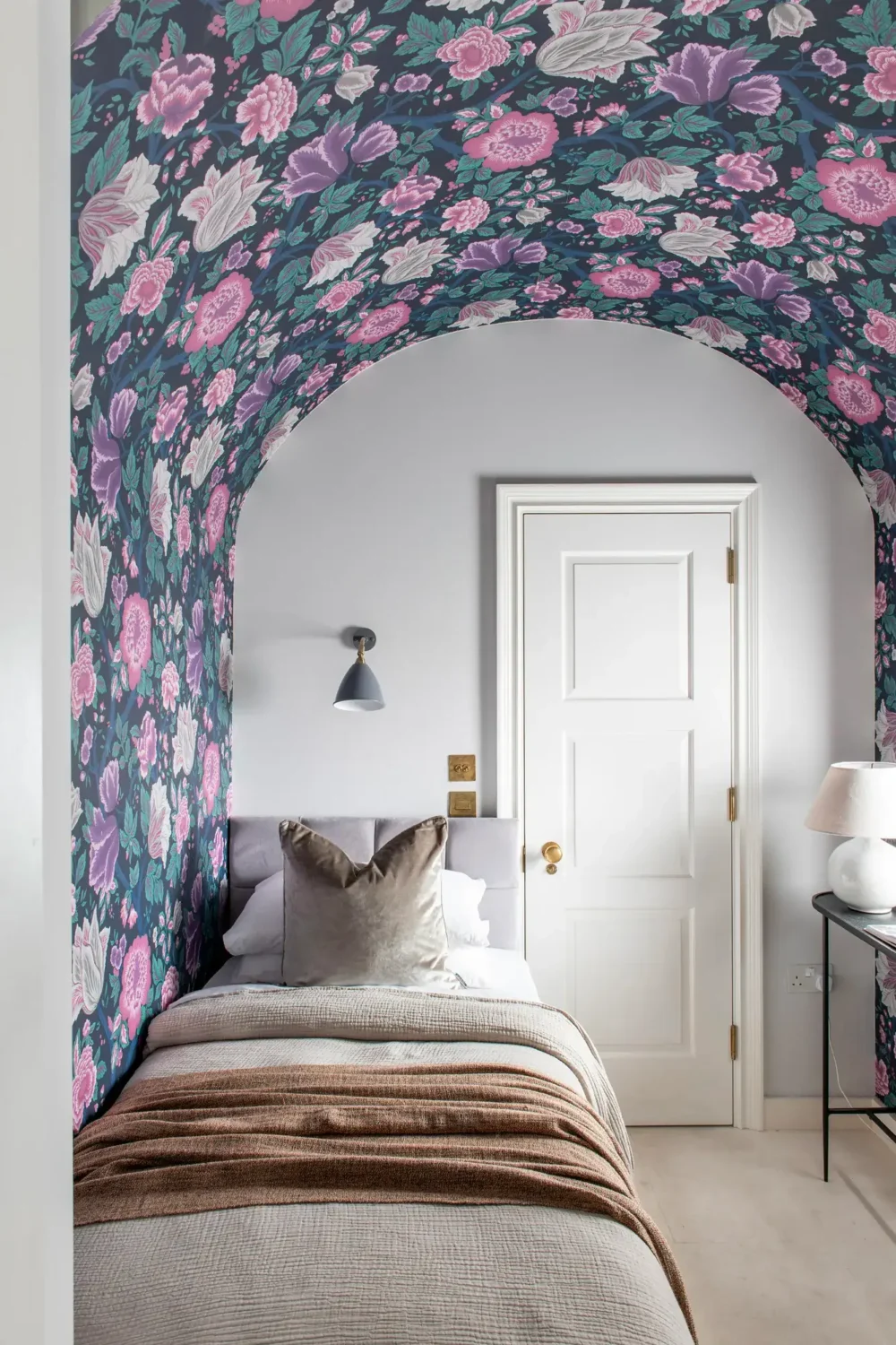 bedroom-rounded-arched-ceiling-floral-wallpaper-nordroom