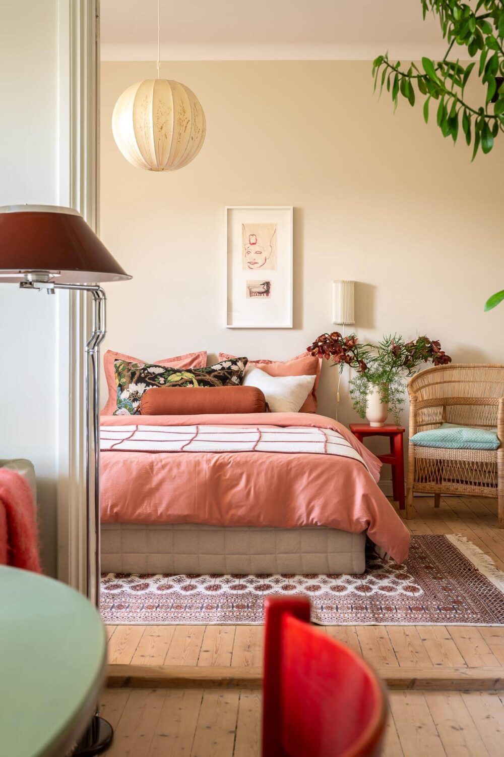 beige-bedroom-pink-accents-scandinavian-apartment-nordroom