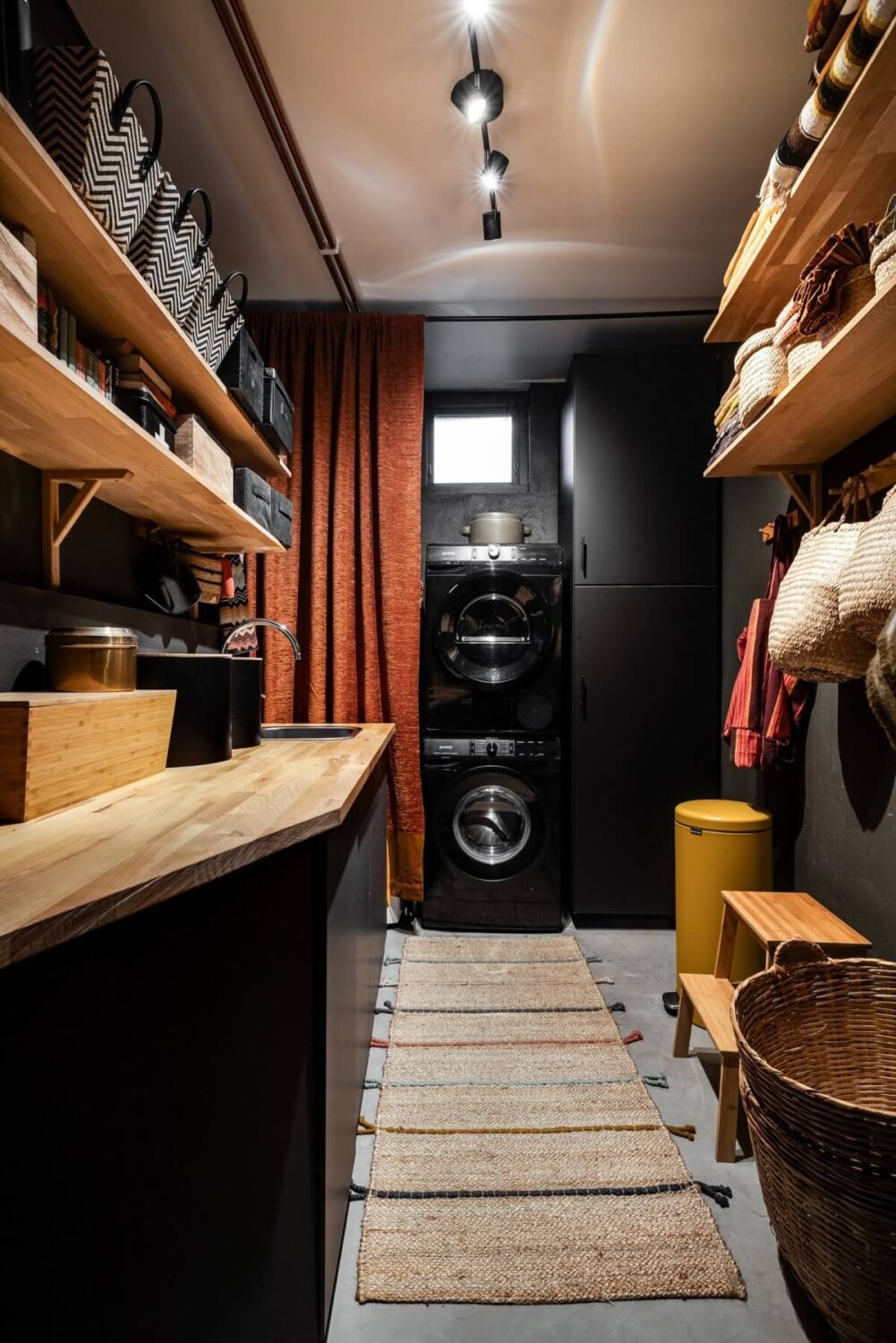 black-utility-room-wooden-shelves-nordroom