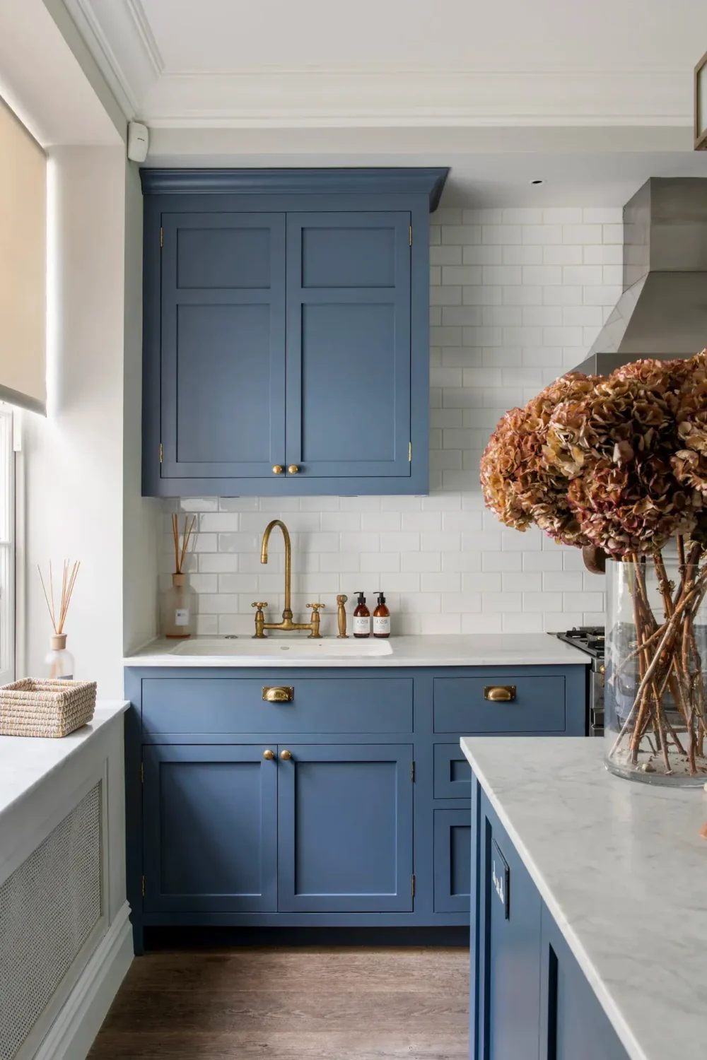 blue-kitchen-cabinets-brass-handles-london-home-nordroom