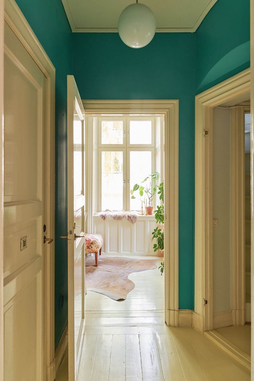 green-hallway-historic-apartment-nordroom